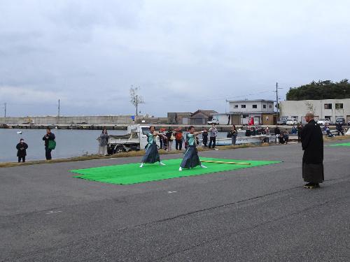 津戸漁港にて2人の役主が的射の儀式を行う様子