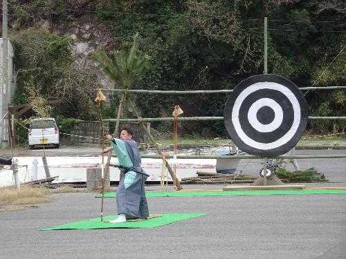 的射の神事を行う1人の役主が弓引きを行うための一連の動作