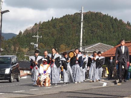 近石地区より出発し、先祓いを先頭に集会所に向かう様子