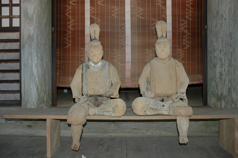 2つ並んだ木造随身半跏像の写真