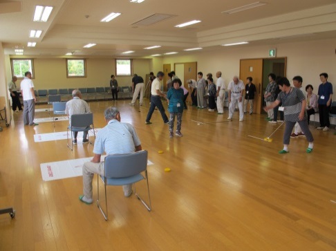 高齢者教室に参加するお年寄りたちの写真