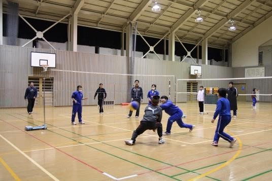 体力づくり教室でバレーボールをしている子供たちの写真