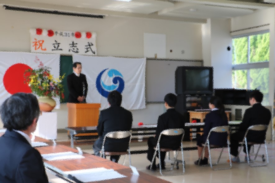 立志式に出席している14歳の若者4人と先生2人の写真