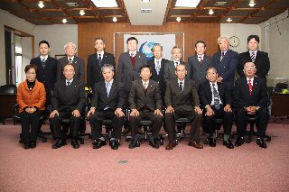 平成25年12月に撮影された隠岐の島町議会議員16名の写真