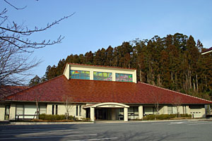 茶色の屋根をした隠岐の島町図書館の外観写真