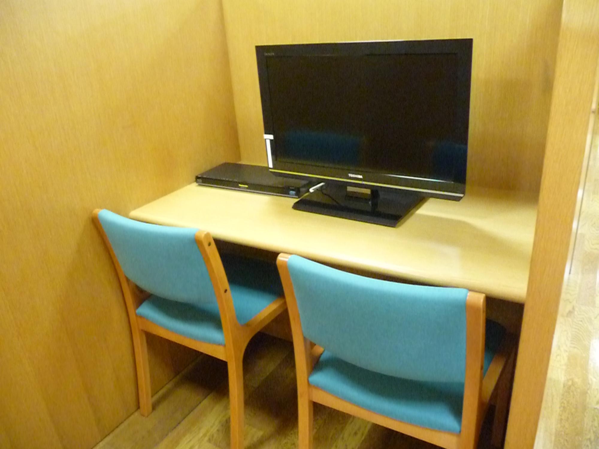 1つのモニターと2脚の椅子がある映像資料を見るためのAVブースの写真