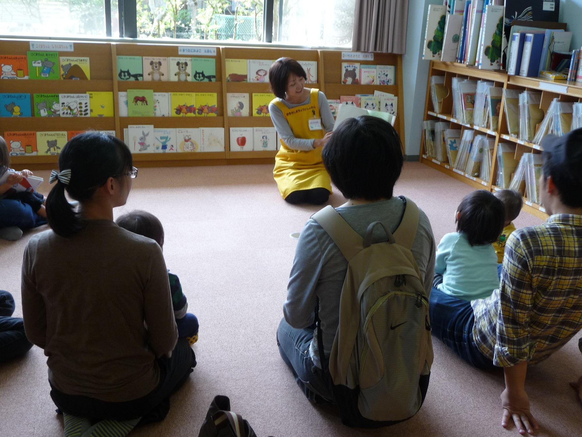 「はじめてのえほん」に参加している親子の写真