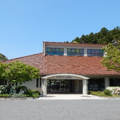 茶色の屋根の隠岐の島町図書館の外観写真