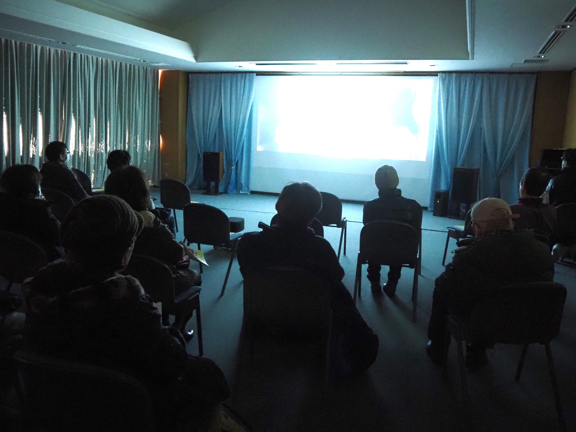 多くの参加者が集っている「としょかんキネマ」の写真