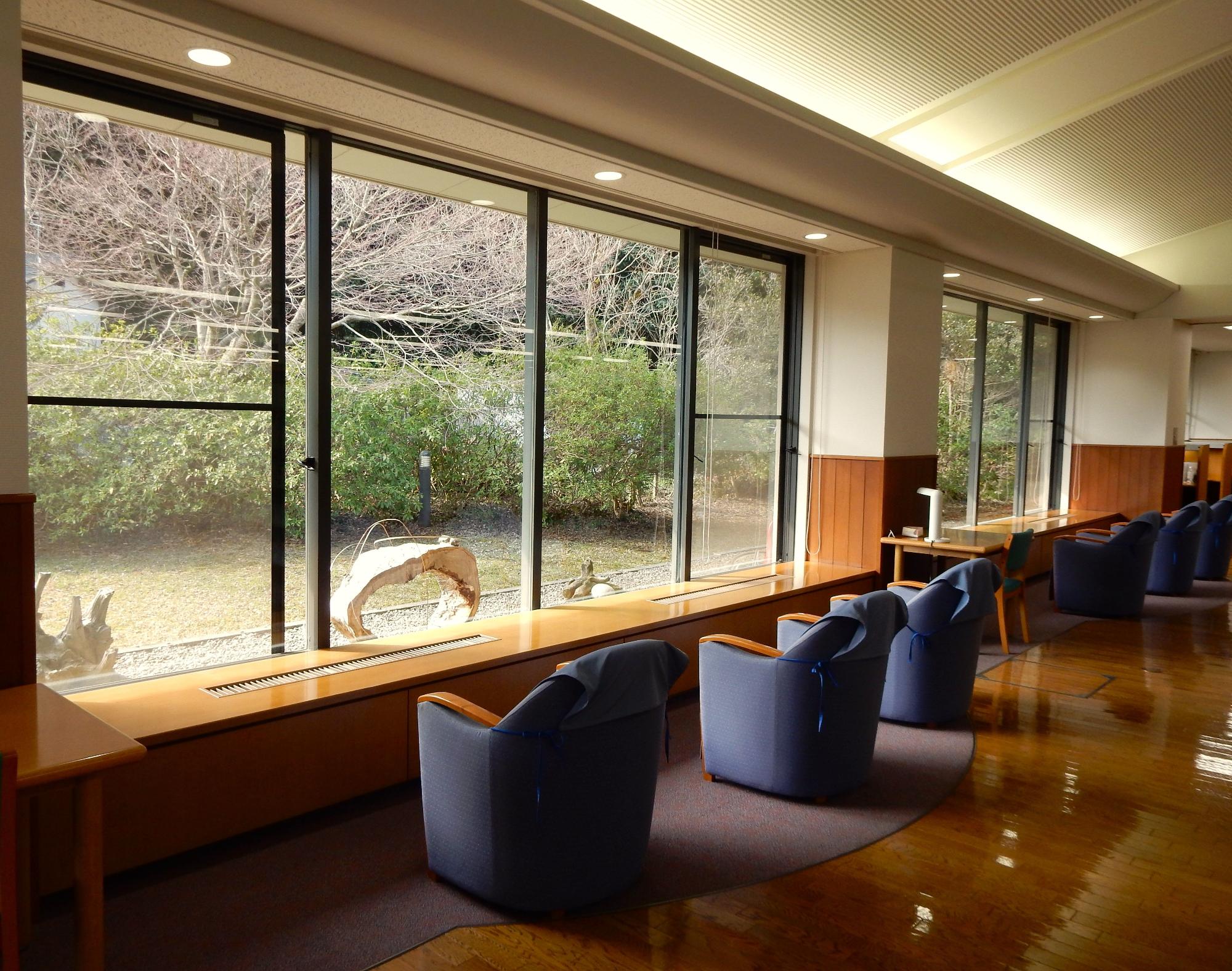 ゆったりとした時間が過ごせるように配慮された読書空間の写真