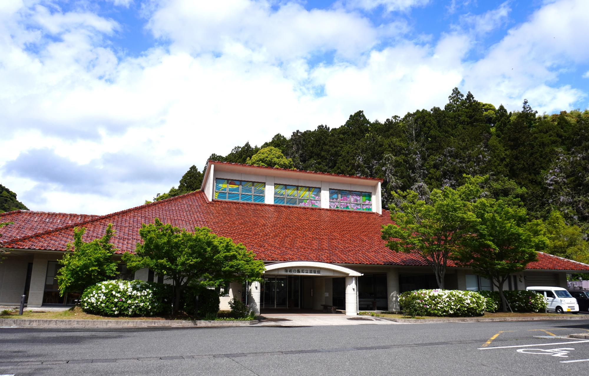 茶色の屋根をした隠岐の島町図書館の外観写真