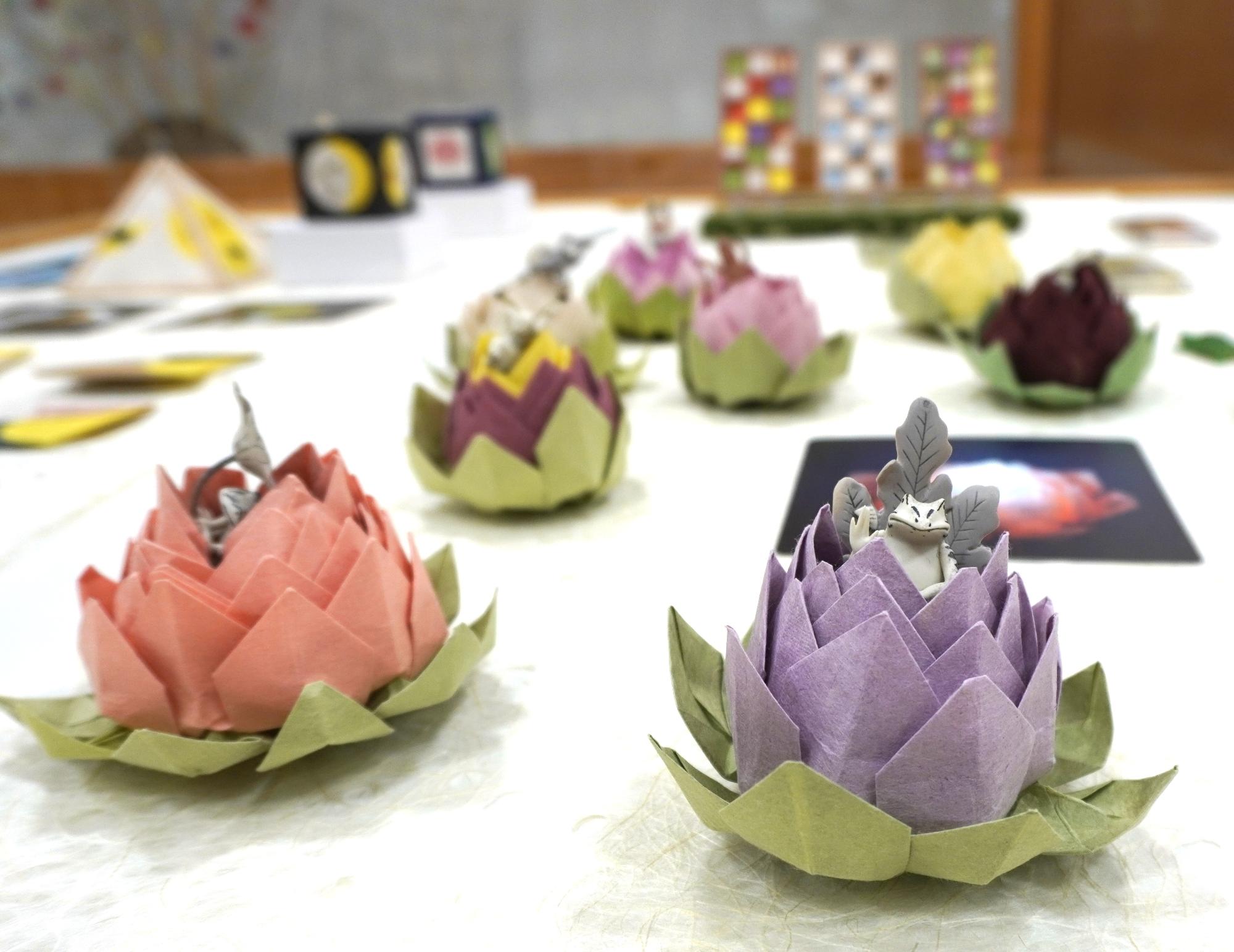 和紙で折った蓮の花