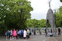 原爆の子の像の前で黙とうをしている児童たちの写真