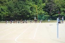 クラウチングスタートで合図を待っている児童たちの写真