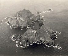 海上に位置する2つの島を撮影した白黒の写真