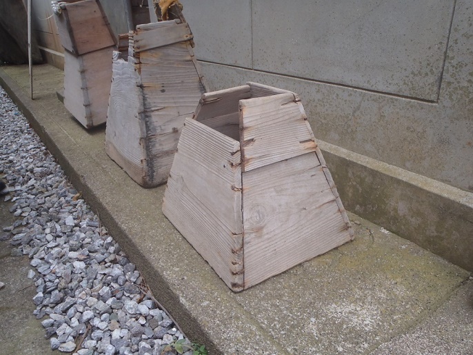 漁業で使用する木製の箱眼鏡の写真