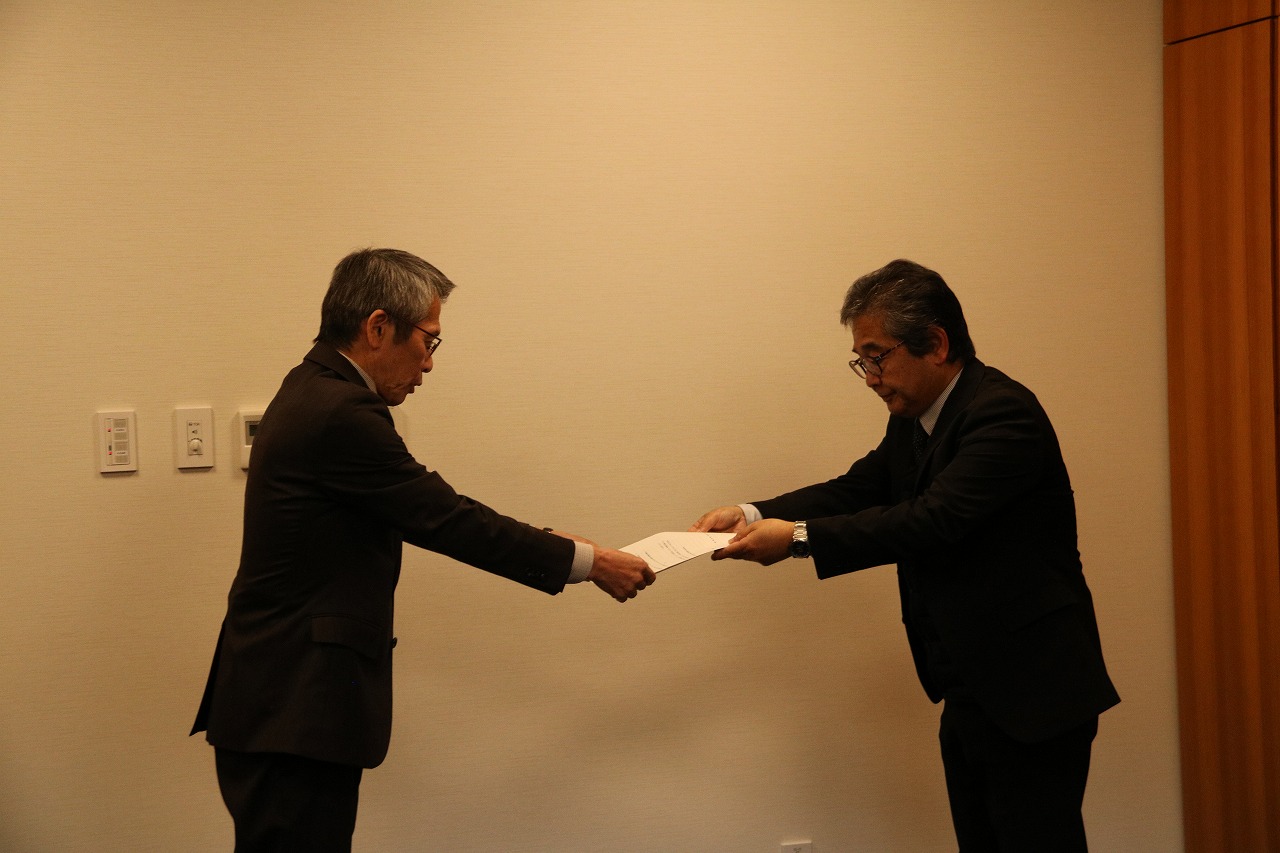 書類を手渡しで提出している写真