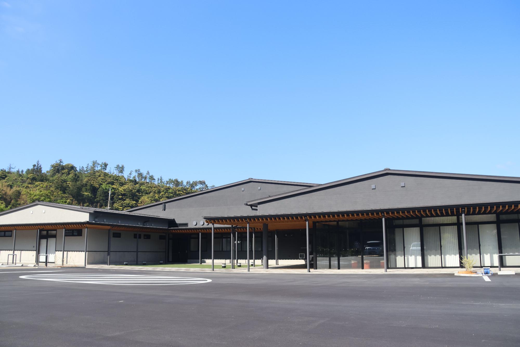 複数棟が繋がった三角の屋根の平屋の建物の写真