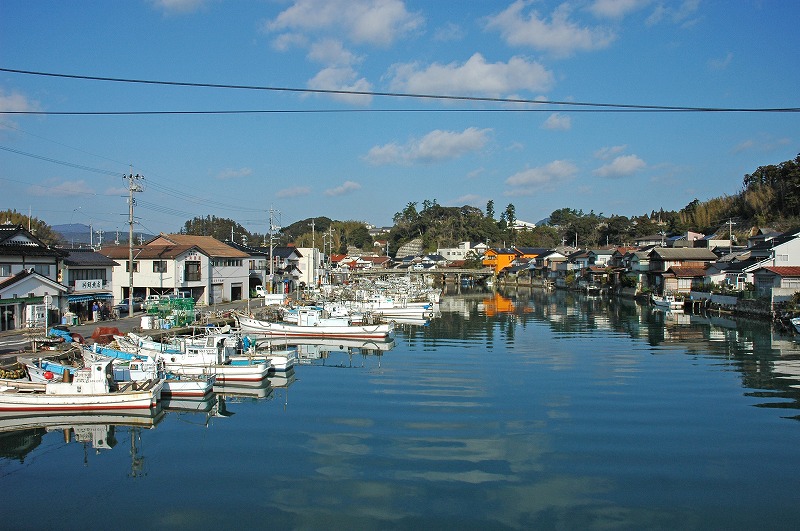 川に大量のボートが浮いている写真