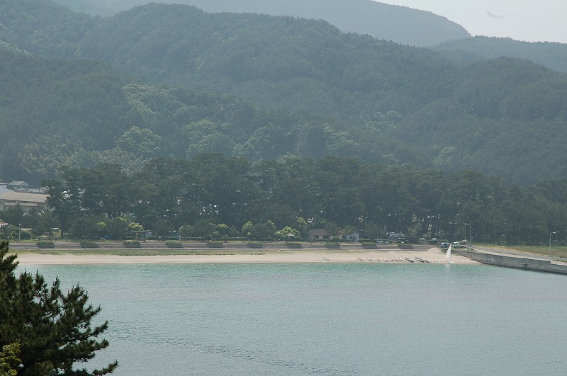 整備された砂浜と山林の写真
