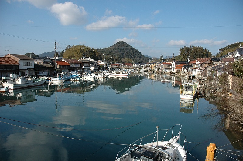 川に大量のボートが停まっている写真