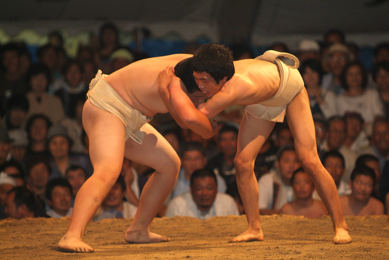 2人の力士が組み合っている写真