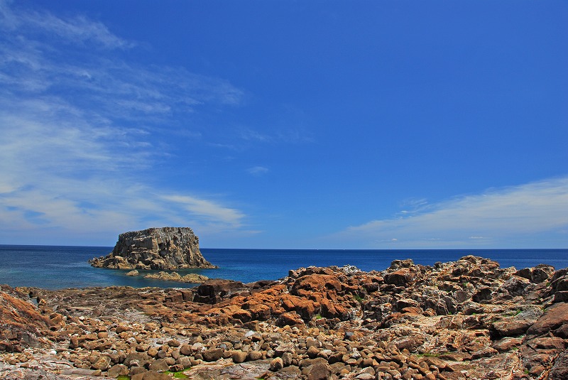 海のそばにあるごつごつとした岩場の写真