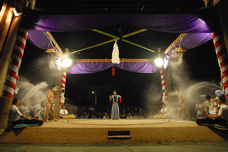 土俵入りする力士2人に塩がまかれている写真