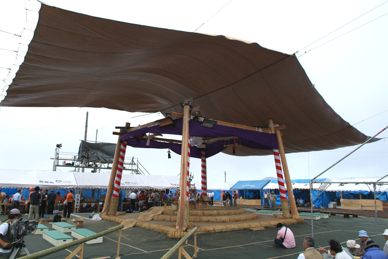 屋外に設置されていた土俵の屋根が取り外されている写真