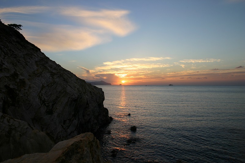 夕日の明かりが海に反射している写真