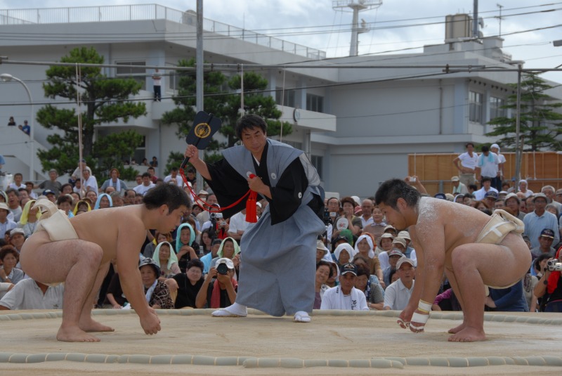 2人の力士が向かい合って中腰でかまえている写真
