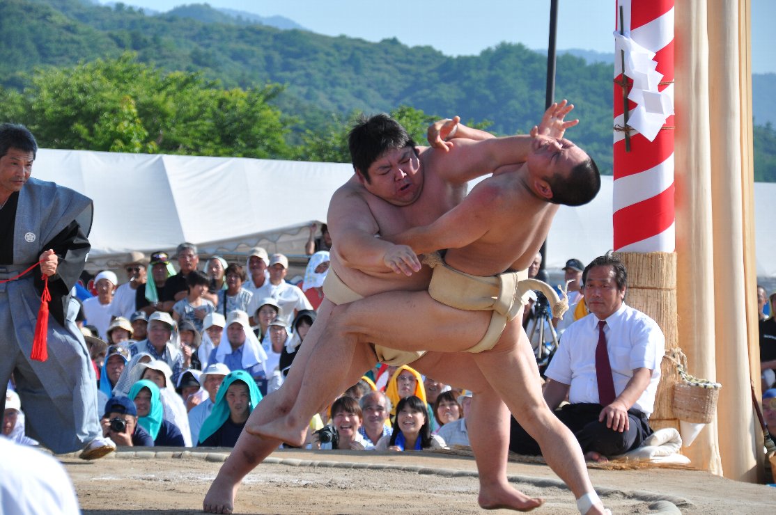 相手力士にツッパリをしている力士の写真