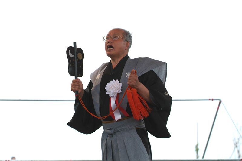 裃を着た男性が軍配団扇を持っている写真