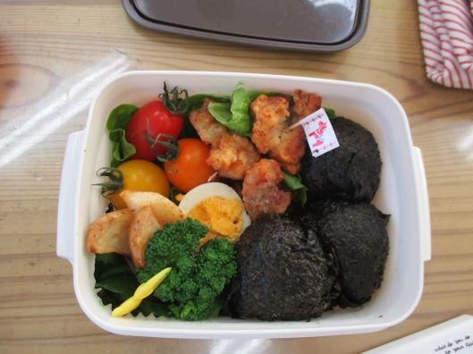 のりのおにぎりやおかずが詰められた弁当を上から写した写真