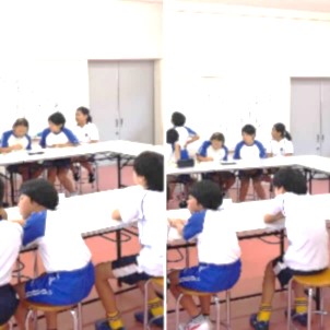 会議室でクラスの代表の児童が話し合いをしている写真