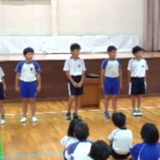 各クラスの代表が全校児童の前で発表している写真