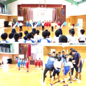 選手に向かってエールを送り選手がそれに応えたりしている複数の写真