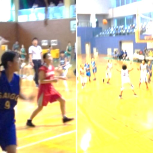 バスケットボールの試合でボールの方向を見ている選手の児童たちの写真