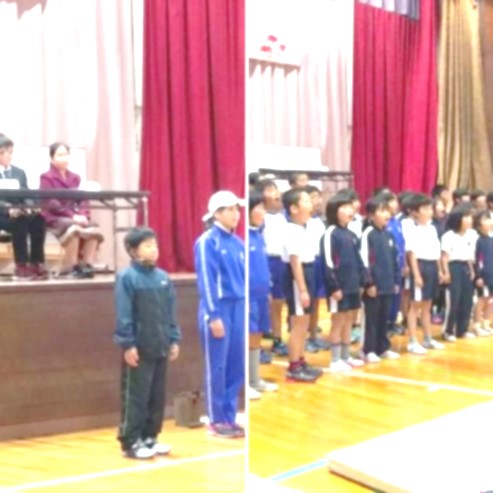 体育館のステージ下に並んで発表をする児童たちの複数の写真