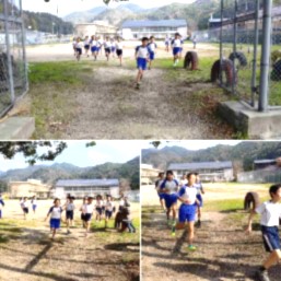 学校の敷地を元気よく走っている児童たちの複数の写真