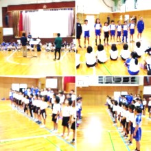 体育館で横一列に並んで合唱の練習をする児童たちの複数の写真