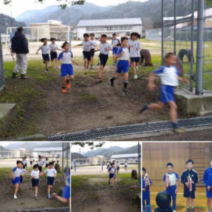 校庭から児童たちが駆け出して行ったり、体育館でトロフィーを持ってる複数の写真