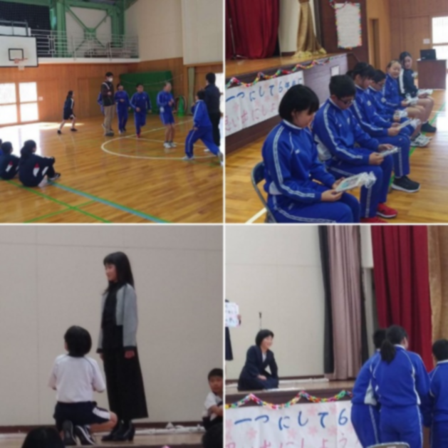 体育館で座ってプレゼントを見たり、先生がステージに上がったりしている複数の写真