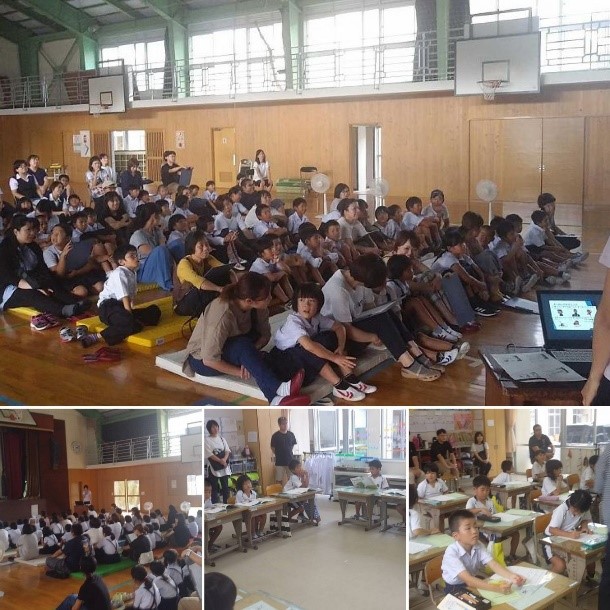 体育館で保護者と児童が一緒に座って話を聞いたり、教室では保護者が児童の後ろで話を聞いている複数の写真