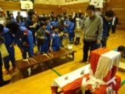 体育館で児童たちが手作りのゲームコーナーでゲームをしている写真