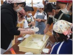 調理室で児童たちがサツマ汁を作っている写真