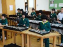 鉄琴を使って合奏をしている児童たちの写真