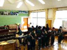 リコーダーを使って合奏をしている児童たちの写真