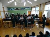 自分のパートの楽器で合奏に参加している児童たちの写真