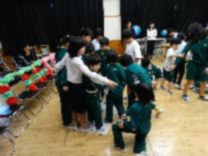 児童たちがいくつかのグループに集まって遊んでいる写真